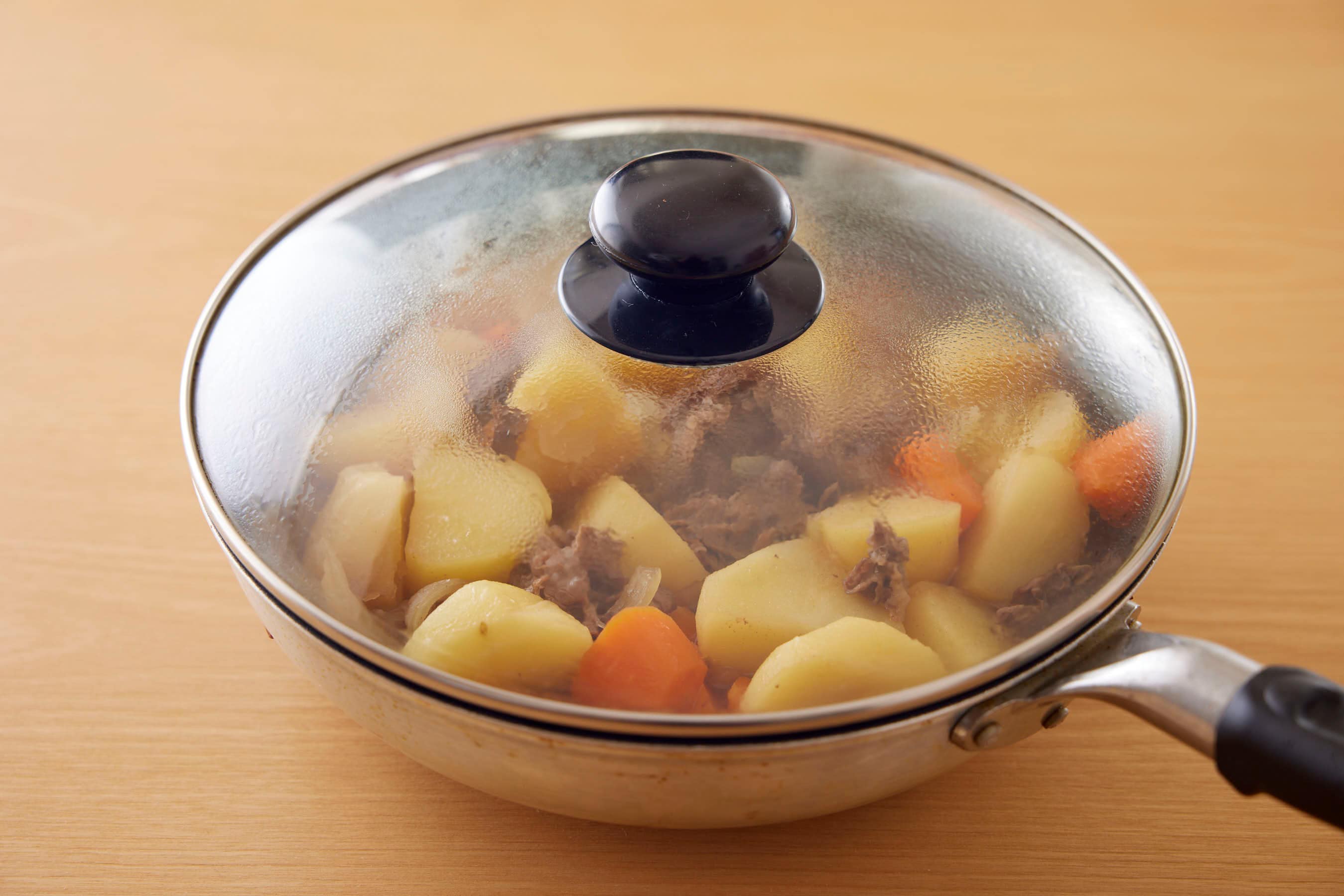 Cooling Nikujaga in a fry pan